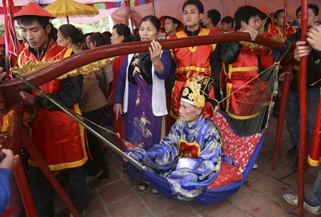 Vua chúa ngả nghiêng về làng - 10 Quan Trấn Thủ và người nhà trước lễ rước.