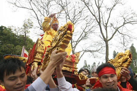 Vua chúa ngả nghiêng về làng - 13 Kiệu chúa liên tực được trai làng tung hô, chạy rầm rập trước kiệu của nhà vua.