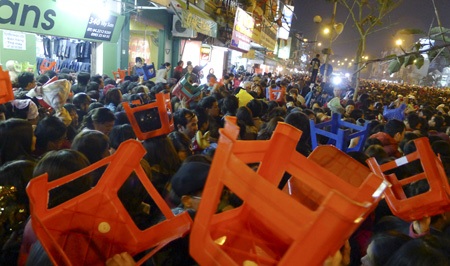 Hà Nội: Biển người trong lễ cầu an - 1 7 giờ nhà chùa mới bắt đầu làm lễ, nhưng ngay từ 5 - 6 giờ lượng người đổ về vô cùng đông.