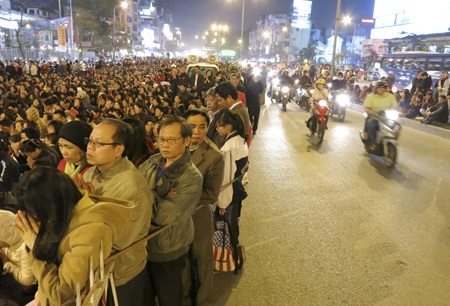 Hà Nội: Biển người trong lễ cầu an - 10 Bắt đầu từ chân cầu vượt, biển người lan ra đến ngã 3 phố Thái Thịnh.