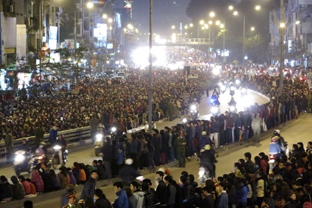 Hà Nội: Biển người trong lễ cầu an - 11 Thời tiết đẹp, mặt trăng vằng vặc nhưng hình như không ai để ý.