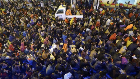 Hà Nội: Biển người trong lễ cầu an - 12 Thời tiết đẹp, mặt trăng vằng vặc nhưng hình như không ai để ý.