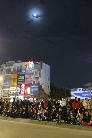 Hà Nội: Biển người trong lễ cầu an - 13 Thời tiết đẹp, mặt trăng vằng vặc nhưng hình như không ai để ý.
