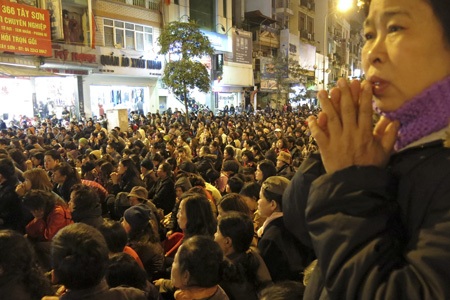 Hà Nội: Biển người trong lễ cầu an - 14 7 giờ bắt đầu lễ cầu an.