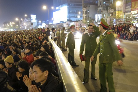 Hà Nội: Biển người trong lễ cầu an - 15 Những người ngồi làm lễ cầu an trong tiếng xe cộ ầm ì bên cạnh.