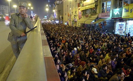 Hà Nội: Biển người trong lễ cầu an - 17 Buổi lễ cầu an kéo dài đến khoảng 8 giờ 30 thì kết thúc.