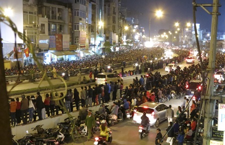 Hà Nội: Biển người trong lễ cầu an - 18 Biển người lại đổ ra các điểm phát lộc của nhà chùa để nhận lộc trước khi ra về.