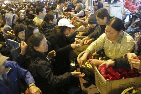 Hà Nội: Biển người trong lễ cầu an - 19 Biển người lại đổ ra các điểm phát lộc của nhà chùa để nhận lộc trước khi ra về.