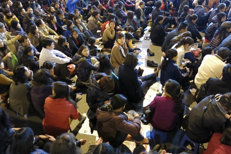 Hà Nội: Biển người trong lễ cầu an - 2 Ước tính hàng vạn người đã có mặt trong buổi lễ cầu an thường niên của Tổ đình Phúc Khánh