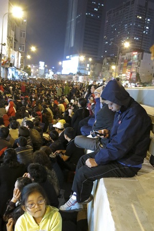 Hà Nội: Biển người trong lễ cầu an - 3 Người đến sớm cố gắng chọn cho mình một vị trí thuận lợi để làm lễ.