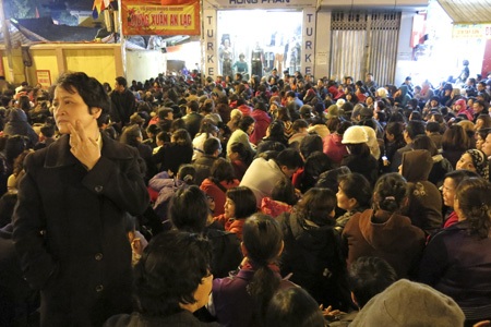 Hà Nội: Biển người trong lễ cầu an - 4 Người đến sớm cố gắng chọn cho mình một vị trí thuận lợi để làm lễ.