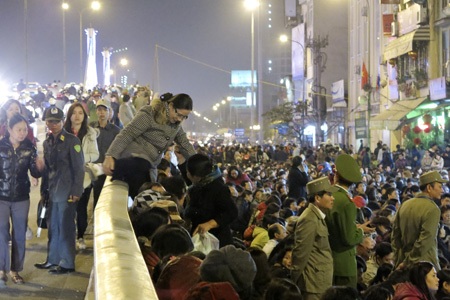 Hà Nội: Biển người trong lễ cầu an - 5 Người đến sớm cố gắng chọn cho mình một vị trí thuận lợi để làm lễ.