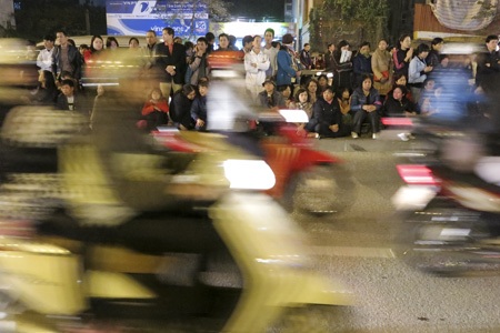 Hà Nội: Biển người trong lễ cầu an - 6 Người đến sớm cố gắng chọn cho mình một vị trí thuận lợi để làm lễ.