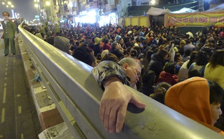 Hà Nội: Biển người trong lễ cầu an - 7 Một người đang gà gật vì đến sớm.