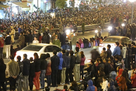 Hà Nội: Biển người trong lễ cầu an - 8 Một lực lượng hỗn hợp giữ trật tự khá đông để điều hành giao thông và giữ trật tự.