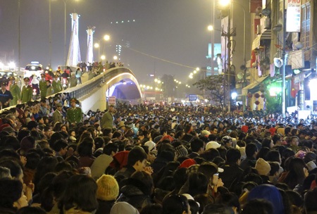 Hà Nội: Biển người trong lễ cầu an - 9 Bắt đầu từ chân cầu vượt, biển người lan ra đến ngã 3 phố Thái Thịnh.