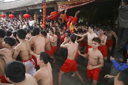 Lên đồng với ông quan đám - 15 Đám trai tráng lực lưỡng ào ào như lũ cuốn phăng các ông đám.