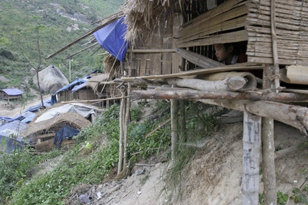 Lều tranh vách nứa nâng con chữ - 10 Một ánh mắt xa xăm của học sinh điểm trường Mường Lý.