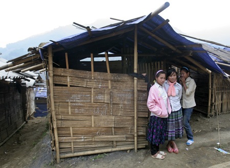 Lều tranh vách nứa nâng con chữ - 11 Một ánh mắt xa xăm của học sinh điểm trường Mường Lý.