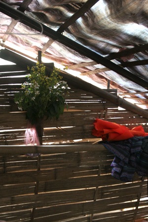 Lều tranh vách nứa nâng con chữ - 12 Bó hoa rừng trong một căn lán của các em nữ.