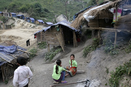 Lều tranh vách nứa nâng con chữ - 2 Đây có thể coi là khu KTX của điểm trường, nó bao gồm 33 túp lều được dựng lên để cho các em ăn ở.