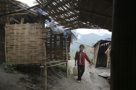 Lều tranh vách nứa nâng con chữ - 4 Tắm, rửa, giặt thì ra suối ra khe, còn nước dùng cho nấu ăn thì xách về dự trữ