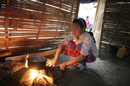 Lều tranh vách nứa nâng con chữ - 5 Tắm, rửa, giặt thì ra suối ra khe, còn nước dùng cho nấu ăn thì xách về dự trữ