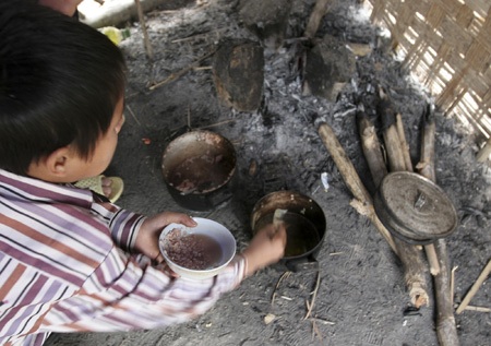Lều tranh vách nứa nâng con chữ - 6 Một bữa cơm ăn với canh măng nấu suông.