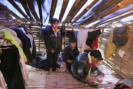 Lều tranh vách nứa nâng con chữ - 7 Mọi sinh hoạt đều diễn ra trên tấm mành hở hoác bên trong lều.