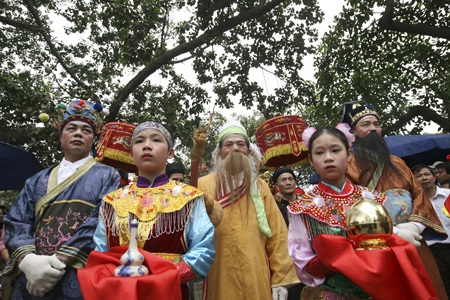 Tam Đa thật trong hội Thổ Hà - 13 Sân đình đã không còn một chỗ trống khi đoàn rước tiến vào.