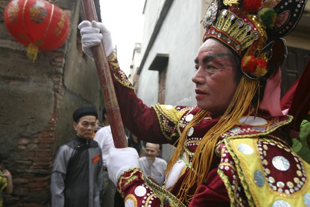 Tam Đa thật trong hội Thổ Hà - 7 Ông cờ thân oai vệ đi đầu đoàn.