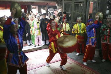 Tam Đa thật trong hội Thổ Hà - 18 Điệu múa trống rồng có màn biểu diễn đặc sắc trong đình làng.