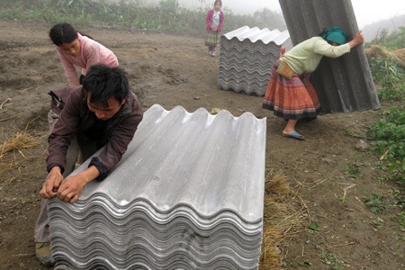 Nhiều gia đình cũng chỉ mang về cất trong nhà chưa dám lợp ngay vì sợ còn tiếp tục xảy ra mưa đá.