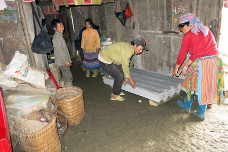 Một căn nhà với bên trong chẳng có vật dụng gì đáng giá.