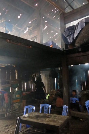 Nền nhà nhão nhoét bởi không che nổi nước mưa.