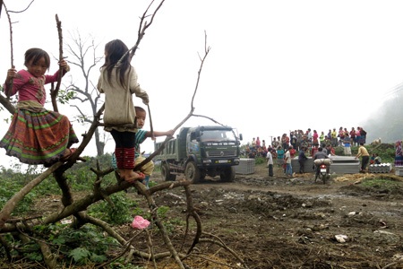 Nền nhà nhão nhoét bởi không che nổi nước mưa.