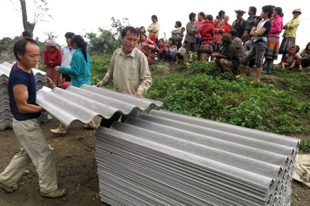 Hôm nay tất cả dân bản nghỉ làm nương để tiếp nhận tấm lợp.
