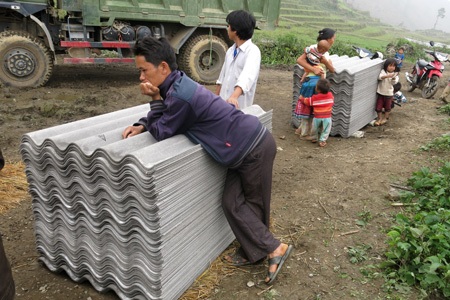 Nhà ít thì cũng tốn 50 tấm, nhà nhiều nhất là 150 tấm.