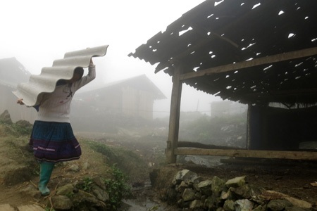 Nhiều gia đình cũng chỉ mang về cất trong nhà chưa dám lợp ngay vì sợ còn tiếp tục xảy ra mưa đá.