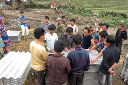 Trưởng bản có sổ sách ghi rõ số lượng mà mỗi hộ gia đình mua để tính toán nợ với ông chủ.