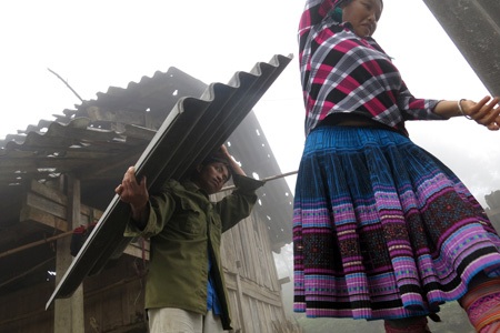 Người dân đang theo dõi chặt thời tiết, khi hoàn toàn hết mưa họ có thể tiến hành lợp mái ngay.