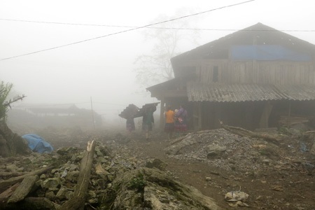 Bản Dê Chú Thàng ngổn ngang, nghèo xơ xác.