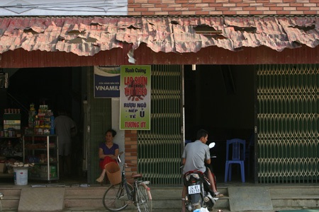 Tan hoang Mường Khương - 15 Tàn tích của mưa đá vẫn còn hằn rõ trên mái tôn.
