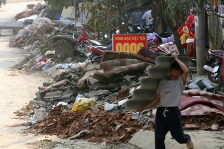 Tan hoang Mường Khương - 16 Ngoài tấm lợp pro xi-măng, loại mái tôn mỏng cũng bị mưa đá xé rách.