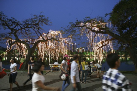 Hà Nội đỏ rực dịp kỉ niệm 30/4 và 1/5