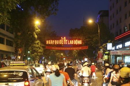 Hà Nội đỏ rực dịp kỉ niệm 30/4 và 1/5