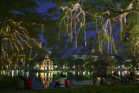 Hà Nội đỏ rực dịp kỉ niệm 30/4 và 1/5