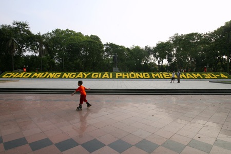 Hà Nội đỏ rực dịp kỉ niệm 30/4 và 1/5