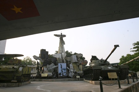 Hà Nội đỏ rực dịp kỉ niệm 30/4 và 1/5