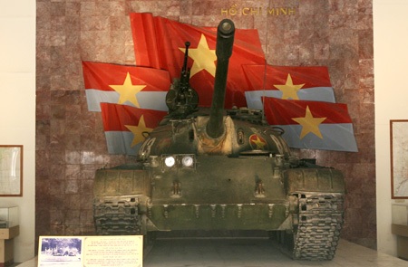 Hà Nội đỏ rực dịp kỉ niệm 30/4 và 1/5